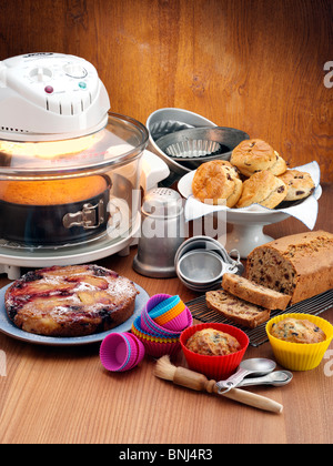 Halogen Ofen backen verteilt Kuchen Muffins Scones und Obst Brot Stockfoto