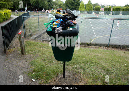 Ein Hund Wurf Abfallkorb für normalen Wurf in einem öffentlichen park Stockfoto