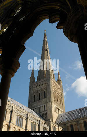 Norwich Cathedral Turm und der Turm von der Kreuzgang mit einem Dampf-Trail in den blauen Himmel gesehen Stockfoto