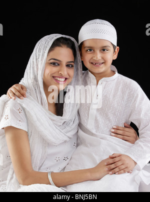 Porträt einer muslimischen Frau mit ihrem Sohn Stockfoto