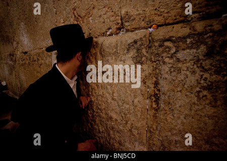 Ultra orthodoxe jüdische Männer, die Trauer in West- oder Klagemauer auf Tisha B'Av fest in der Altstadt Ost-Jerusalem Israel Stockfoto