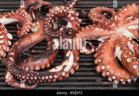 Oktopus Kochen auf dem Grill in Griechenland Stockfoto