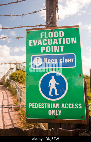 Eine Flut Evakuierung unterzeichnen in einem Wohnwagenpark in Kinmel Bay, die anfällig für Überflutungen. Stockfoto