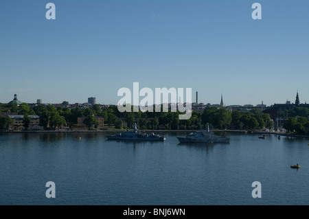 HMS Gävle und HMS Koster auf der Parade für die königliche Hochzeit im Hafen von Stockholm. Stockfoto