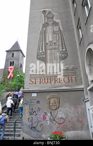 Touristen kommen in die Kirche St. Ruprecht, die älteste Kirche in Wien, Wien, Österreich, Europa Stockfoto