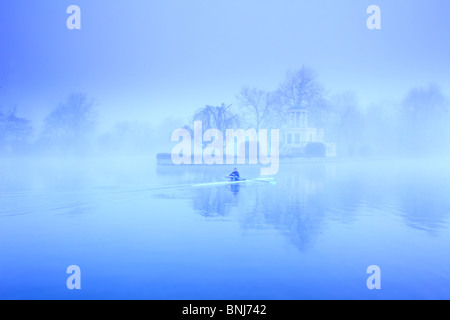 Ein am frühen Morgen Ruderer Skiff vorbei Tempelinsel, Henley, England Stockfoto