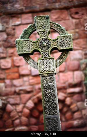 Keltisches Steinkreuz auf Lindisfarne Priory, Northumberland, England Stockfoto