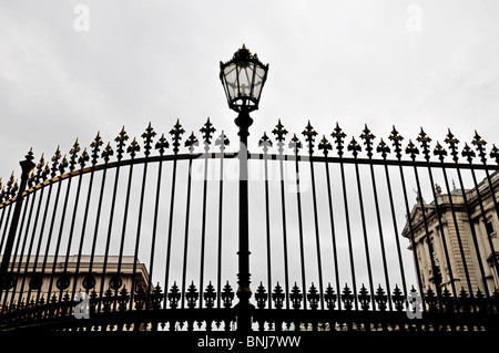 Laterne und dekorativen Eisenzaun Gitter an Hofburg, Wien, Österreich, Europa Stockfoto