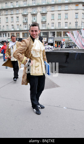 Junger Mann in antikem Kostüm, lächelnd, Wien, Austria, Europe Stockfoto