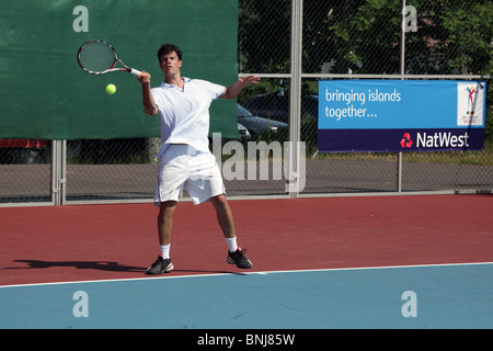 Tennis-Aktion vom Finaltag NatWest Island Games 2009 von Idrottsgården in Mariehamn auf Åland, 2. Juli 2009 Stockfoto