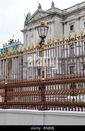 Dekorative Eisenzaun Gitter und Lampe am Hofburg, Wien, Österreich, Europa Stockfoto