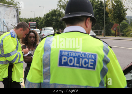 ein Stachel Polizeieinsatz in Barnet, North London. Die Polizei Autos zu stoppen und Suche sie, um Verbrecher zu finden oder Stockfoto