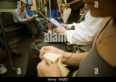 Apple iPad Benutzer liest während seiner u-Bahnfahrt in New York auf Mittwoch, 21. Juli 2010. (© Richard B. Levine) Stockfoto