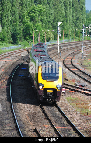 Klasse 220 Voyager Zug betriebenen CrossCountry Ansatz zur Banbury Station, Oxfordshire Stockfoto