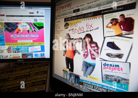 Zurück zur Schule gelten Lieferungen auf den Webseiten der JCPenney, rechts, und Heftklammern Stockfoto