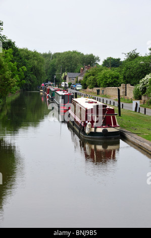 Narrowboats auf Oxford Canal, Thrupp in der Nähe von Oxford, Oxfordshire Stockfoto