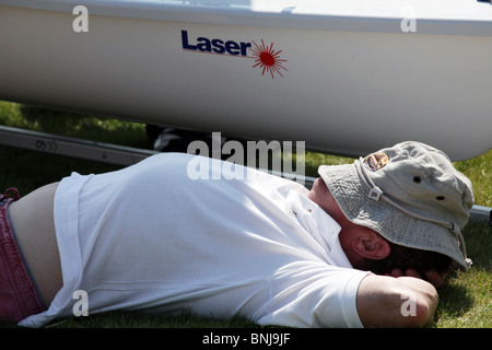 Seemann ruht während der NatWest Island Games 2009 in den östlichen Hafen von Mariehamn auf Åland, 2. Juli 2009 Stockfoto