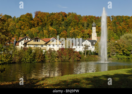 Herbst Wolfratshausen Loisach Oberbayern Bayern Deutschland blauer Himmel Brunnen Europa Fluss Stream Körper Wasser Herbst Kirche Stockfoto