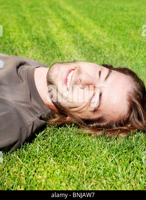 Closeup Portrait ein hübscher Mann auf dem Rasen Stockfoto