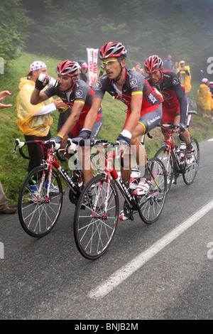 Team Radioshack Radfahrer im Wettbewerb auf der 17. Etappe der Tour de France 2010 auf der Col du Tourmalet in den französischen Pyrenäen, Frankreich Stockfoto