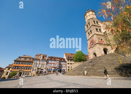 Deutschland Baden-Württemberg Schwäbisch Hall alte Stadt Marktplatz Haus Giebel Rahmen Kirche Saint Michael Treppe Person Brunnen Stockfoto