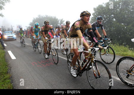 Radfahrer, die im Wettbewerb auf der 17. Etappe der Tour de France 2010 auf der Col du Tourmalet in den französischen Pyrenäen, Frankreich Stockfoto