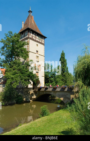 Deutschland Baden-Würtemberg Waiblingen Beinsteiner Tor Stadt Turm Weg durch Stadt Tor Bäume Rahmen Fluss fließen Rems Fluss Stockfoto