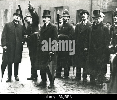 WINSTON CHURCHILL dann Hauptsekretärin, rechts im Zylinder, bei der Belagerung der Sidney Street im Januar 1911 Stockfoto