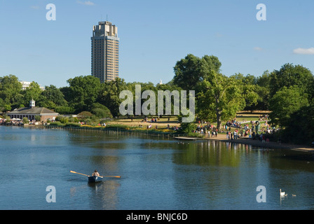 Serpentine Lake, Hyde Park, London Großbritannien Touristen Ruderboote auf dem See. Hilton Hotel in der Ferne. Cafe und Bar am See links vom Bild. 2010 HOMER SYKES Stockfoto