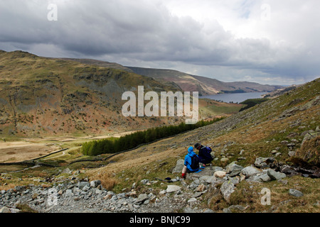 Wanderer eine Rast in der Nähe von Haweswater, Mardale im Lake District National Park. Stockfoto