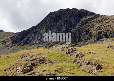 Pavey Ark zeigt, dass Jacks Rake und einfach Rinne aus dem Pfad in der Nähe von scheut Tarn, in der Lake District National Park, Cumbria. Stockfoto