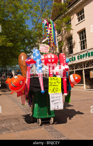 Aufblasbare Spielzeuge für Verkauf in den Straßen von Norwich, Norfolk, England, Großbritannien, Uk Stockfoto