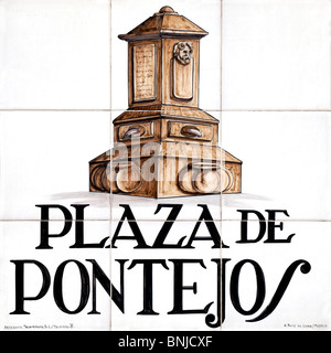 Madrid, Spanien. Traditioneller Kachelofen Straßenschild (von Alfredo Ruiz de Luna / Madrid) Plaza de Pontejos Stockfoto