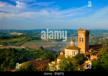 Morgennebel im Tal, unterhalb der Dom und die mittelalterliche Stadt von San Miniato, Toskana Italien verlegen Stockfoto