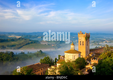 Morgennebel im Tal, unterhalb der Dom und die mittelalterliche Stadt von San Miniato, Toskana Italien verlegen Stockfoto