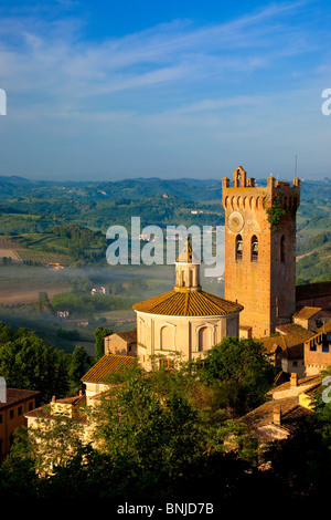 Morgennebel im Tal, unterhalb der Dom und die mittelalterliche Stadt von San Miniato, Toskana Italien verlegen Stockfoto