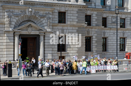 Demonstranten versammeln sich vor der HM Revenue and Customs Gebäude in Whitehall, London, gegen öffentlich-rechtliche Kürzungen zu protestieren. Stockfoto