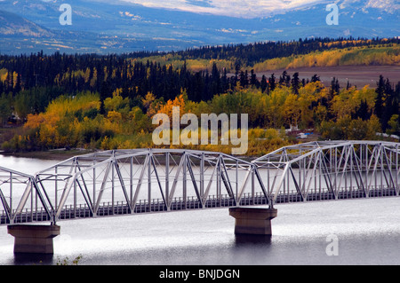 Längste Brücke Nisutlin Brücke am Alaska Highway Teslin Yukon Kanada 2008 ENFORS Landschaft Natur Herbst Herbst River Mountains Stockfoto