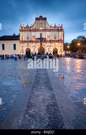 San Cristobal de Las Casas Kathedrale und Zocalo in der Abenddämmerung mit nassen Boden nach dem Regen Stockfoto