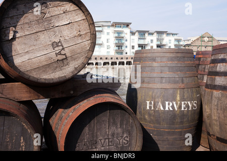 Harveys Fässer auf die Docks in Bristol Docks. Die Weinhändler-Geschäft wurde 1796 von John Harvey in Bristol gegründet. Stockfoto