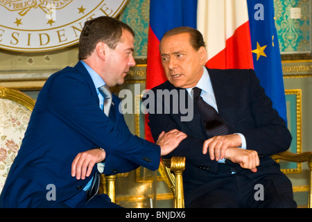 Ministerpräsident Silvio Berlusconi mit russischen Präsidenten Dmitrij Medvedev, italienische russische Gipfel, Präfektur Corso Monforte, Milan, ITA Stockfoto