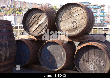 Harveys Fässer auf die Docks in Bristol Docks. Die Weinhändler-Geschäft wurde 1796 von John Harvey in Bristol gegründet. Stockfoto