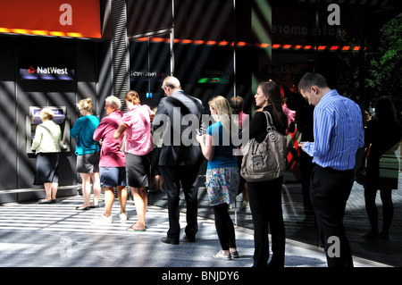 Warteschlange für ATM Maschine, mehr London Place, The London Borough of Southwark, Greater London, England, Vereinigtes Königreich Stockfoto