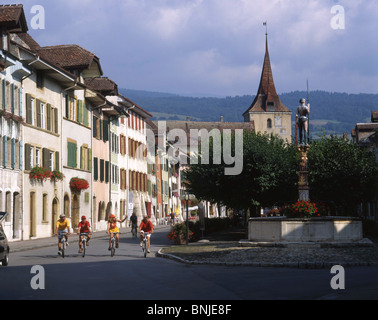 Le Landeron Kanton Neuchatel Schweiz Brunnen Kleinstadt historischen historischen Fahrrad Fahrräder Fahrrad Zyklus Kathoden Stockfoto