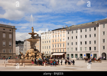 Residenzplatz, Salzburg, Österreich. Touristen von Residenz fountain Residenzbrunnen in den historischen Stadtplatz Stockfoto