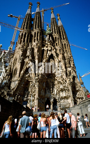 Gruppe von ausländischen Touristen außerhalb Antoni Gaudis Temple Expiatori De La Sagrada Família in Barcelona. Stockfoto