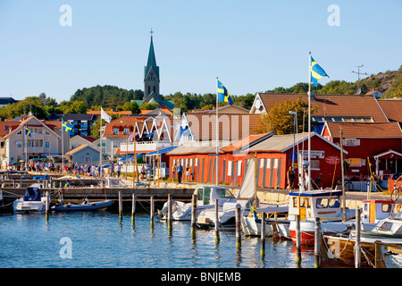 Schweden Bohuslän Grebbestad Inselgruppe Boardwalk Boot Boote Küste Küste Küste Stadt Tag Europa außen Hafen Harbour House Stockfoto