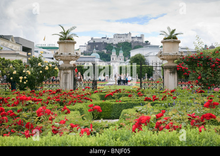 Salzburg, Österreich, Europa. Blick über das Schloss Mirabell rose Gärten Schloss Hohensalzburg Castle. Stockfoto