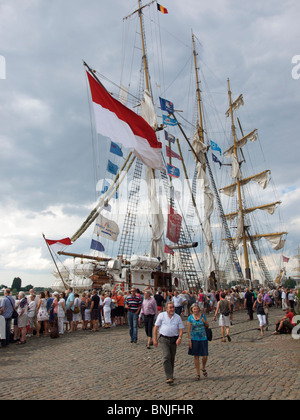 Menge der indonesischen Schiff Dewaruci bei Antwerpen Großsegler Rennen 2010 zu bewundern Stockfoto