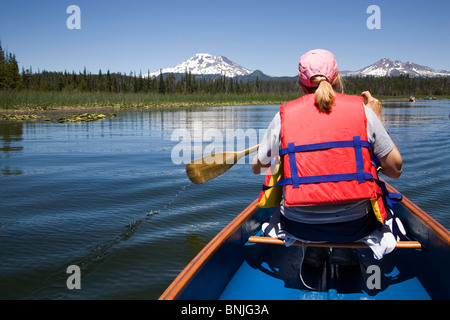 Eine Frau Paddel Kanu auf Hosmer See entlang der Cascade-Seen-Autobahn in Oregon Cascades Stockfoto